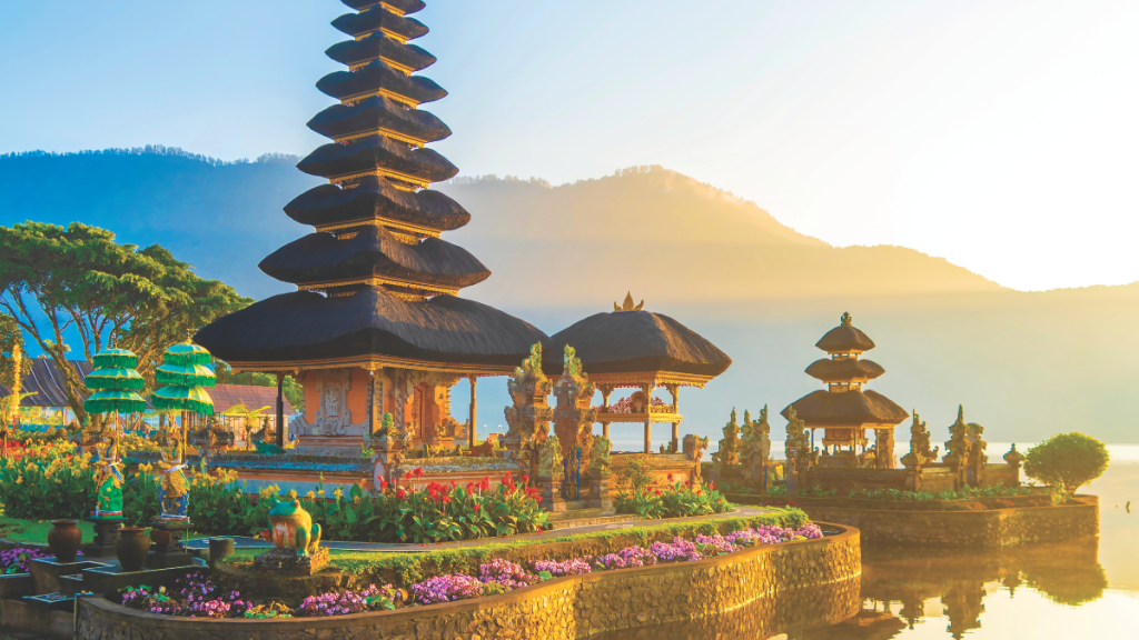 indonesia templi con luce calda del tramonto e fiori 