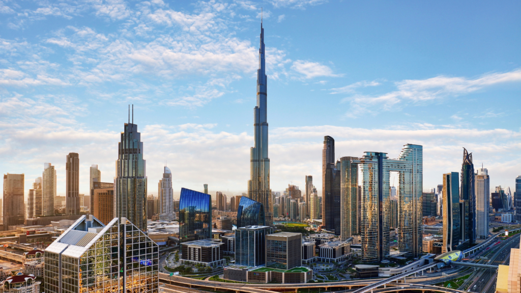 Burj Khalifa a Dubai ripreso dal basso, il grattacielo più alto del mondo
