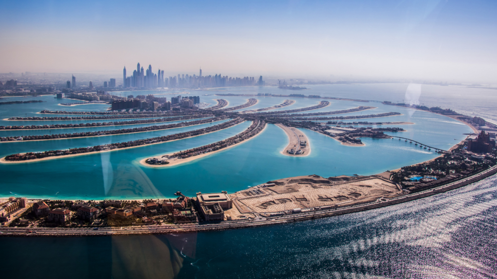 Veduta aerea della Palm Jumeirah a Dubai con hotel e spiagge lungo le fronde