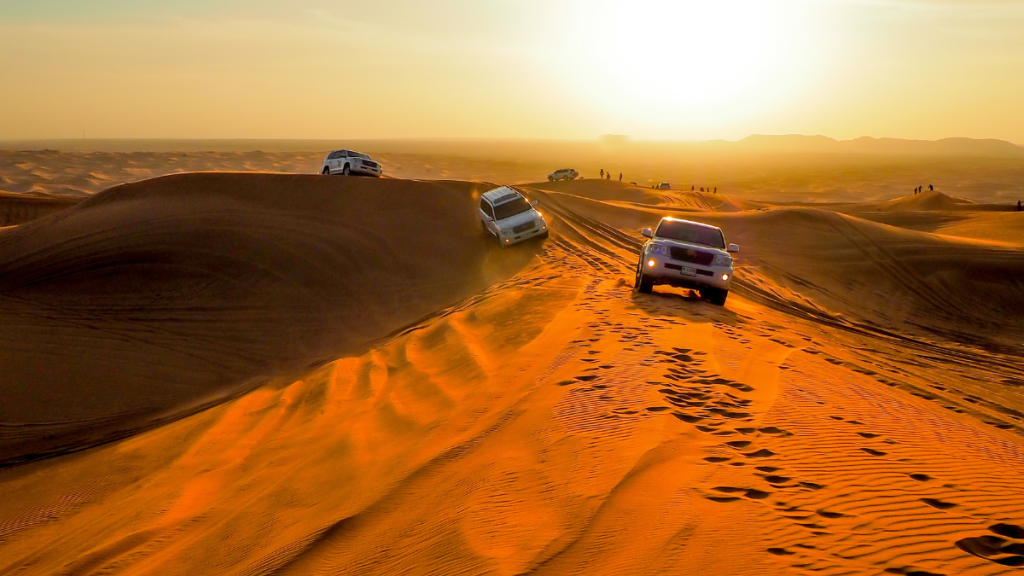 Jeep su una duna durante un safari nel deserto di Dubai al tramonto