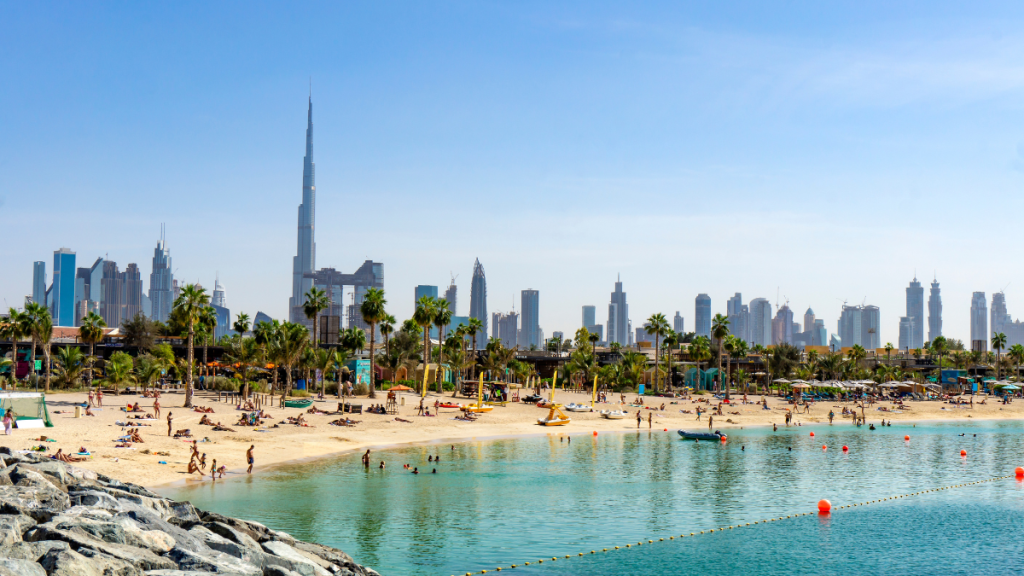 Giornata soleggiata a Dubai in inverno con spiaggia sabbiosa e mare calmo