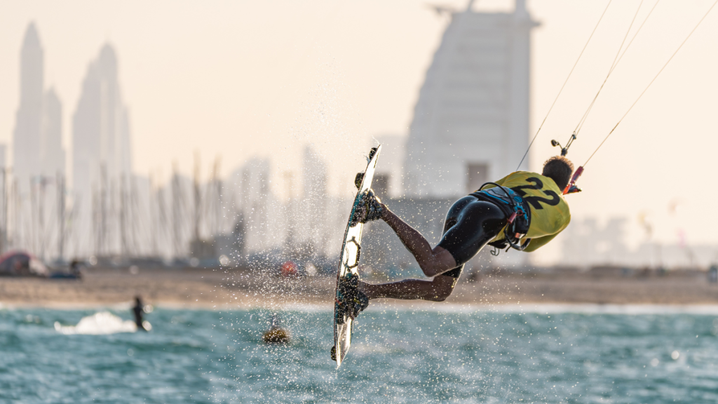  Spiaggia di JBR a Dubai con mare turchese e skyline di grattacieli sullo sfondo