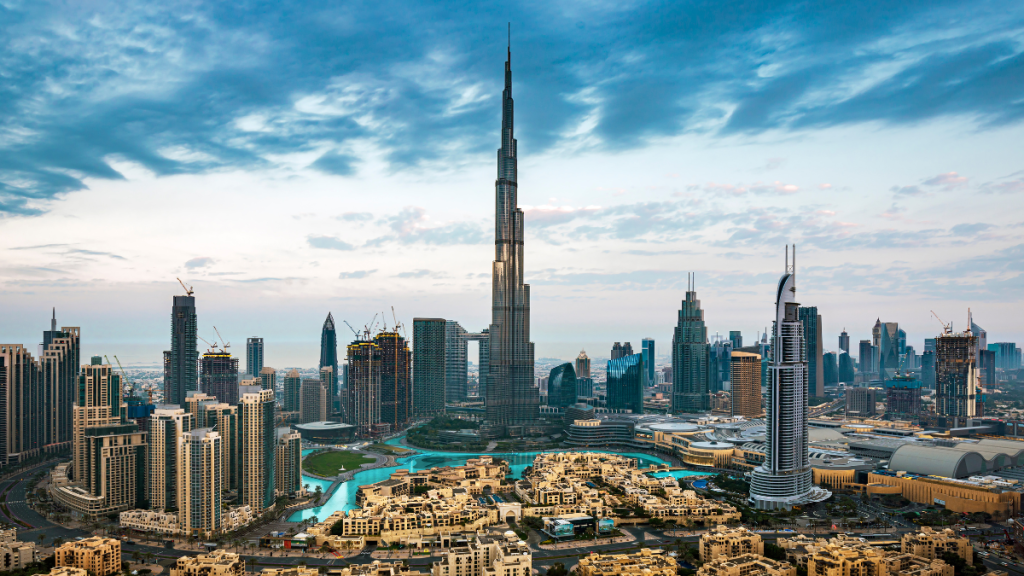 Vista panoramica di Dubai dall’alto con grattacieli, strade e mare sullo sfondo