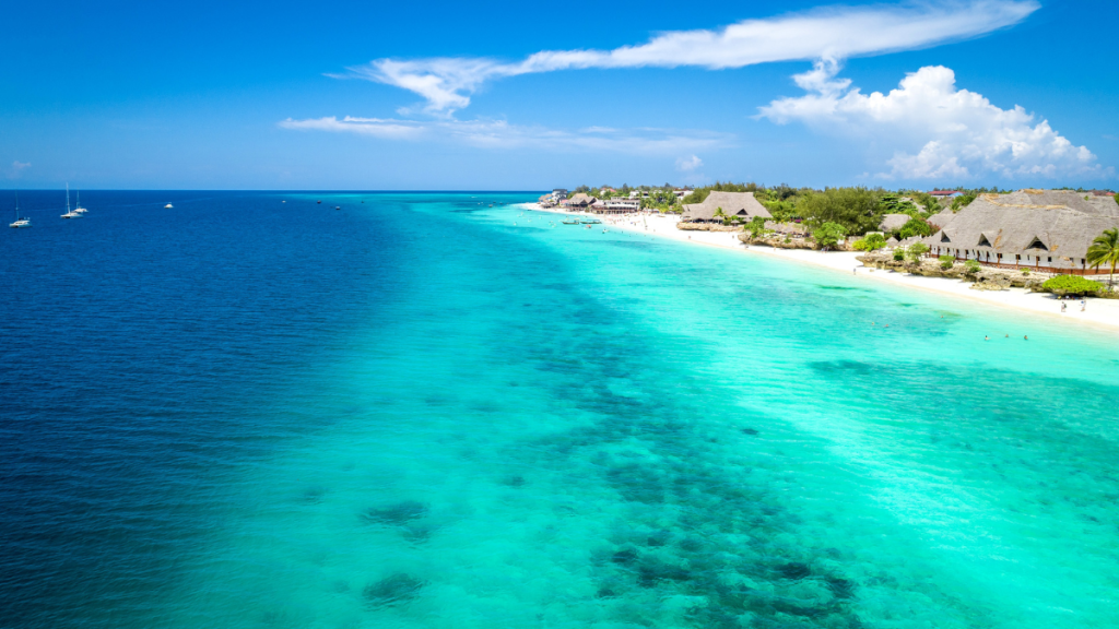 Spiaggia di Nungwi a Zanzibar con mare sempre balneabile, barche ormeggiate e sabbia bianca