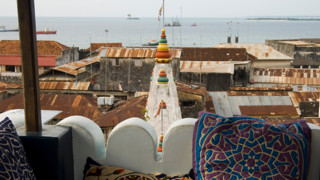Vicolo storico di Stone Town a Zanzibar con edifici tradizionali e porta intagliata