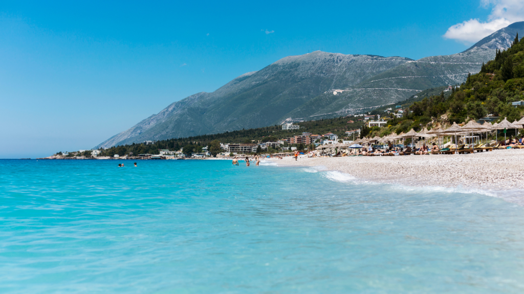 Spiaggia in Albania, meta per pianificazione di una vacanza low cost ad agosto