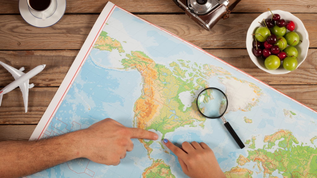 Mappa del mondo con icone di viaggio, simbolo delle vacanze di agosto all’estero