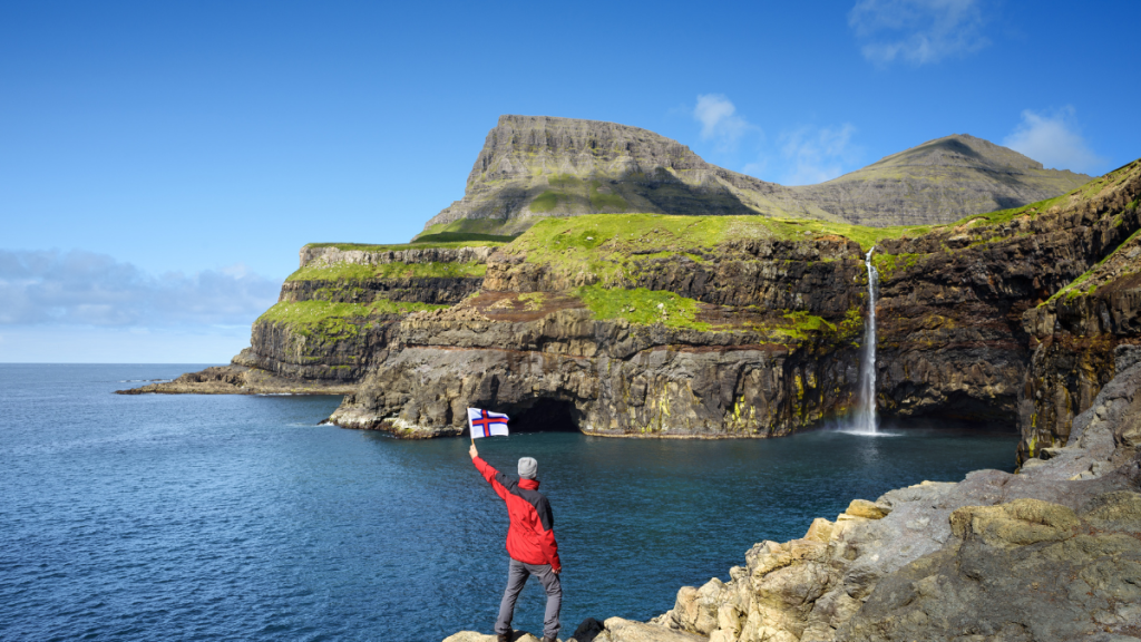Paesaggio di meta insolita estiva, alternativa ai classici luoghi di vacanza di agosto