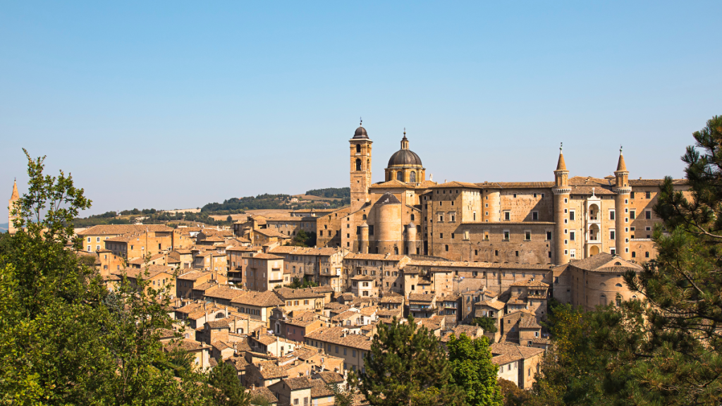 Borgo storico italiano immerso nella quiete estiva, perfetto per scoprire l’Italia autentica ad agosto