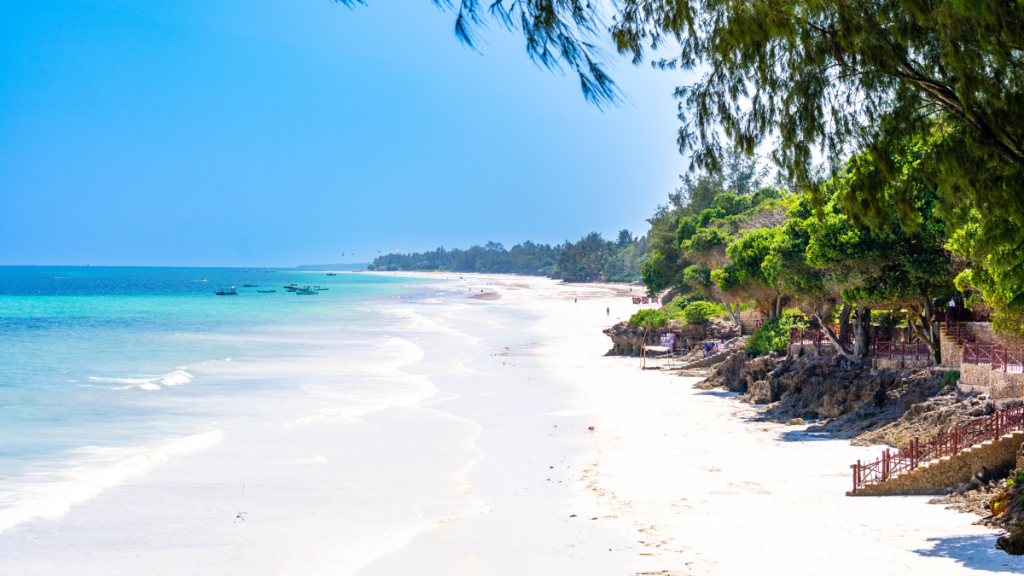 Una spiaggia del Kenya durante una bellissima giornata