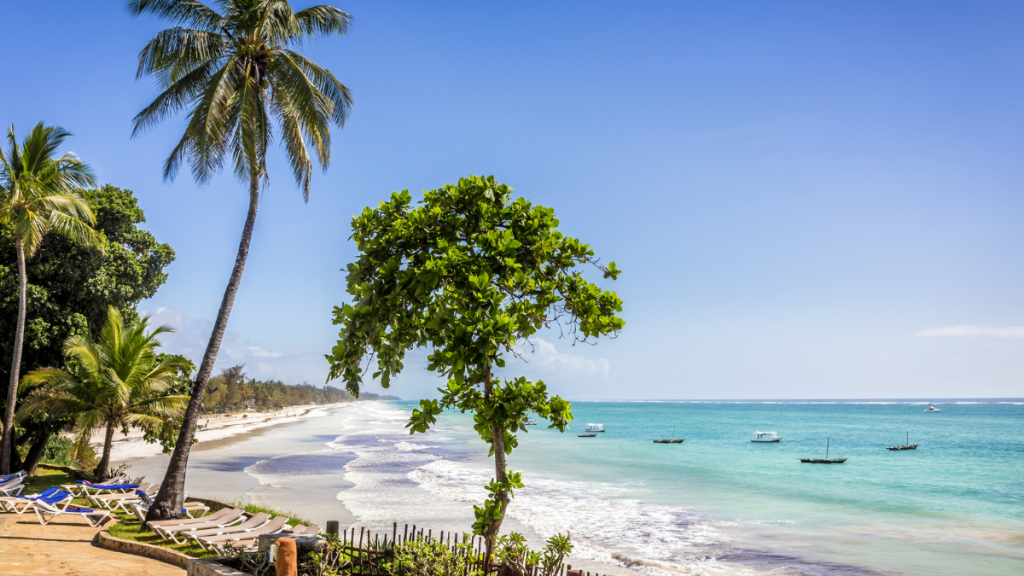 Spiaggia di Diani Beach in Kenya con sabbia bianca, palme e mare turchese