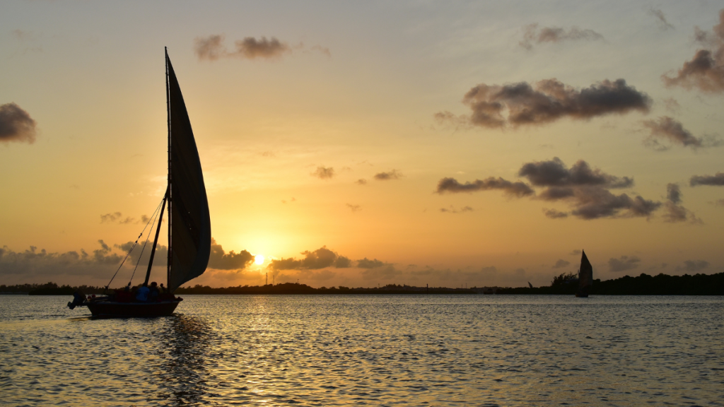 Veduta dell’isola di Lamu in Kenya con architettura swahili e barca tradizionale dhow