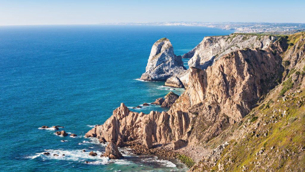 Scogliere di Cabo da Roca e il Palacio da Pena a Sintra durante un tour del Portogallo