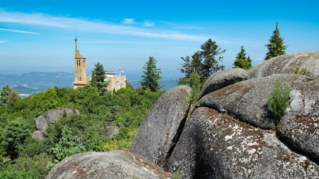 Centro storico di Guimarães e vigneti sulla Valle del Douro in Portogallo