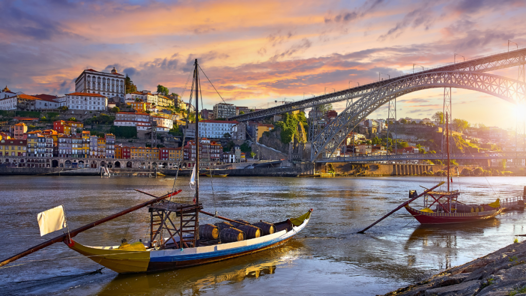 Panorama di Porto con il ponte Dom Luís I e le case colorate sulla Ribeira